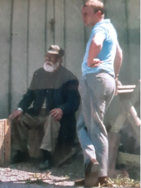 P. Otto (siddende) i samtale med Ejgil Mikkelsen. Foto udlånt af Ejgil Mikkelsen