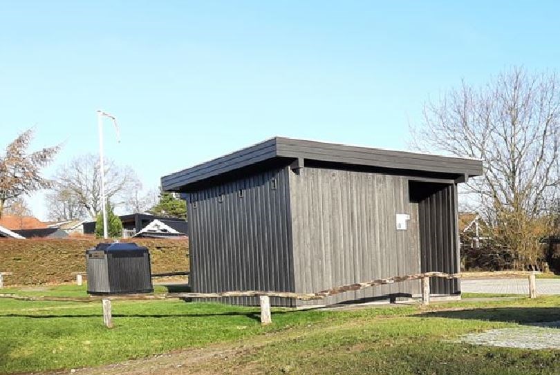 Offentlig toiletbygning ved parkeringen på Fædrift. Foto: Gårslev Lokalråd