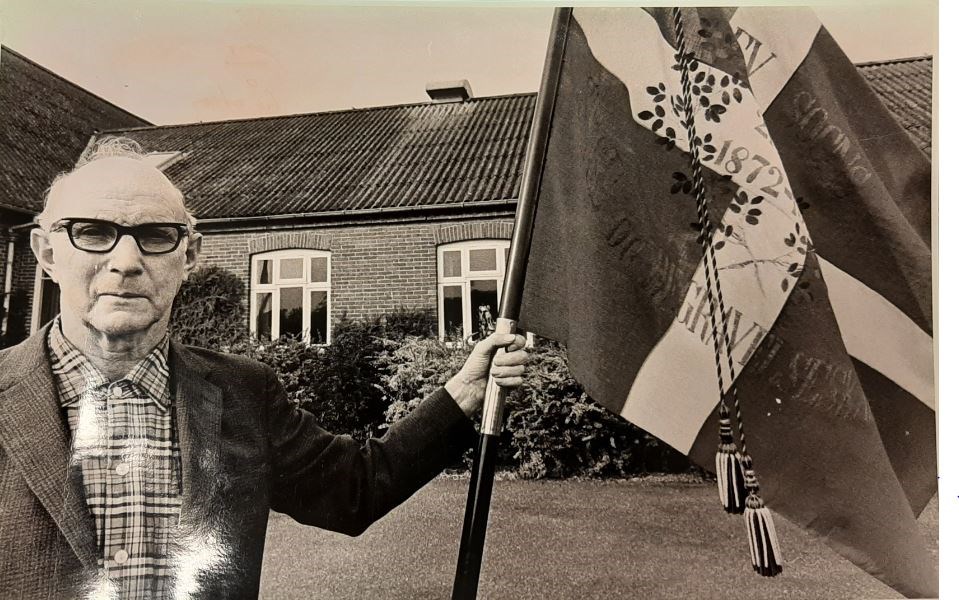 I 1977 svinger Søren Nielsen for sidste gang med Sognegårds fanen. Foto: Børkop Lokalarkiv